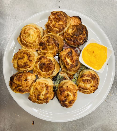 Pizzás tekercs (10 db) + cheddar mártogatós